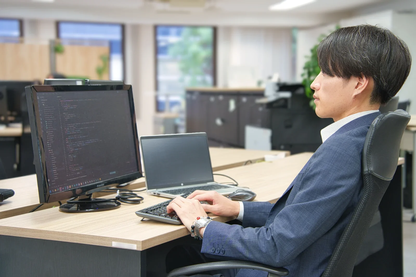 パソコンで開発業務に取り組む人のイメージ