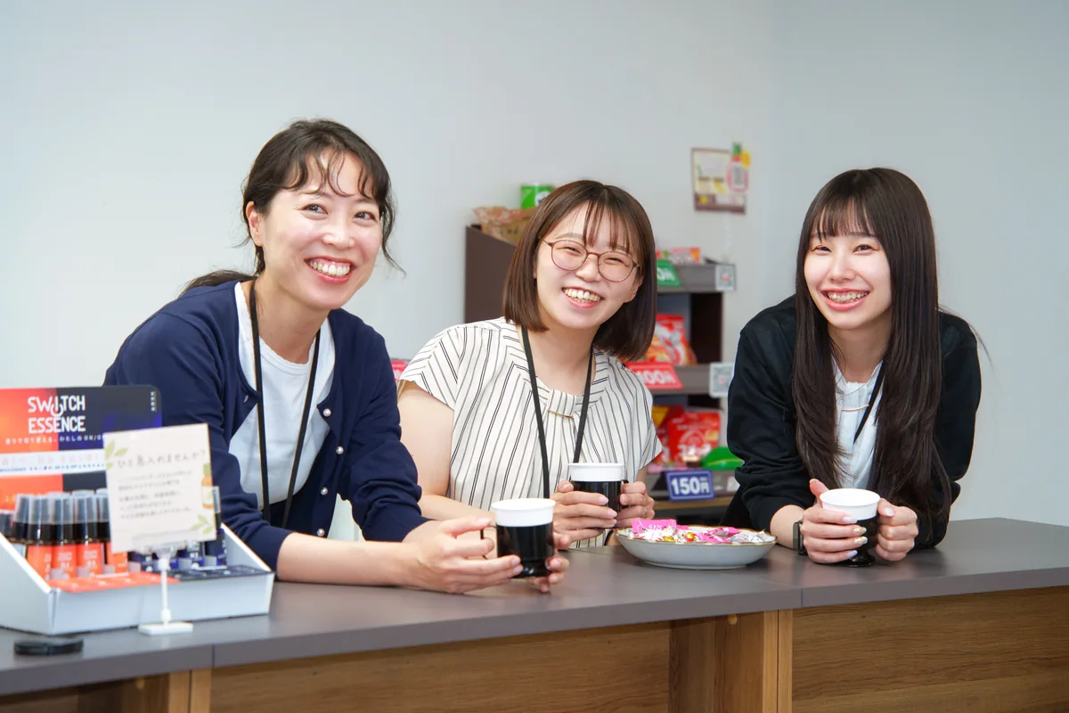 休憩スペースのカウンターで笑顔を見せる女性社員