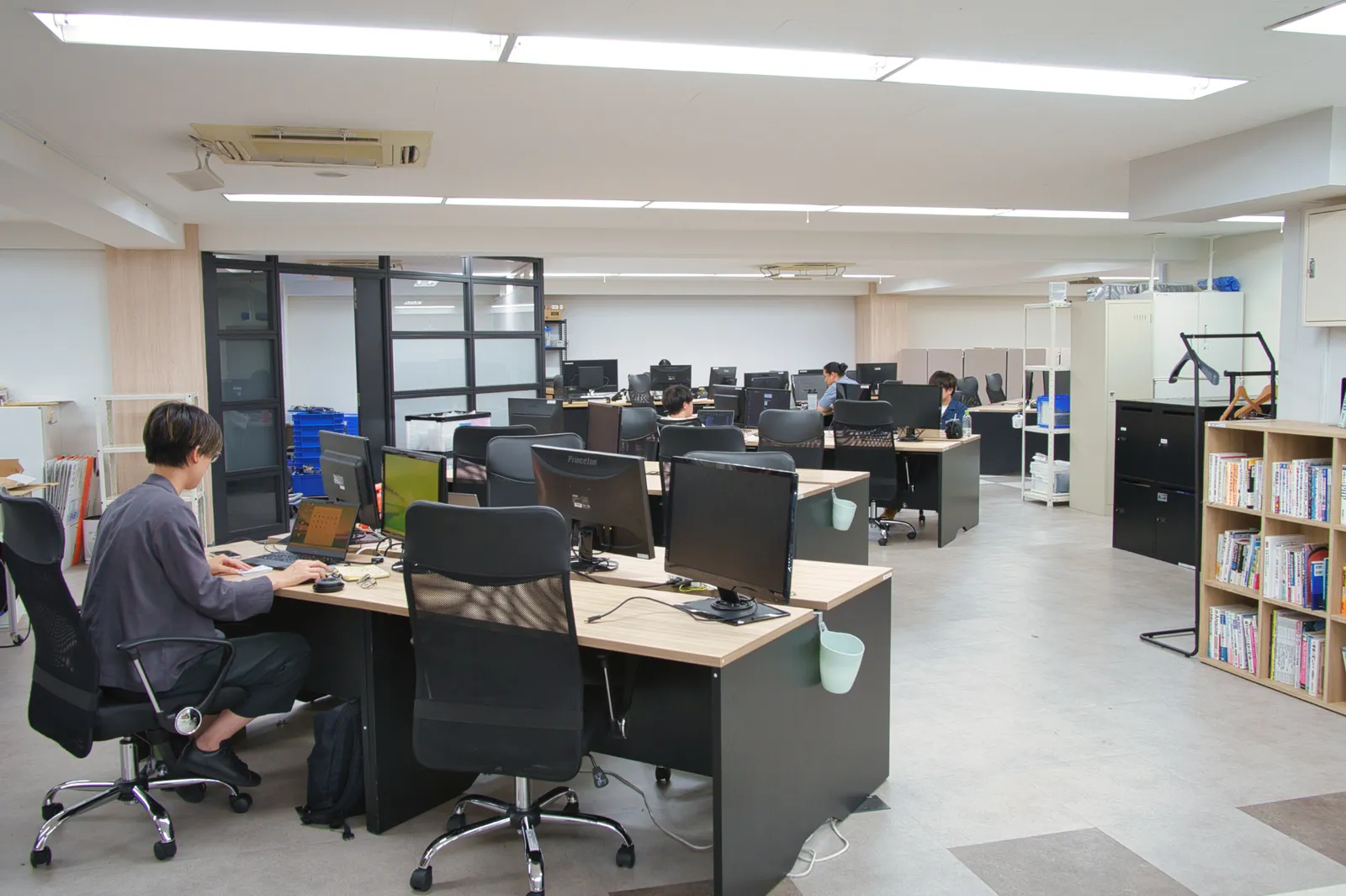 広々とした執務スペースで仕事をする社員