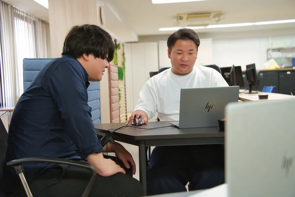 GE大学の講座でノートパソコンを使って学ぶ社員