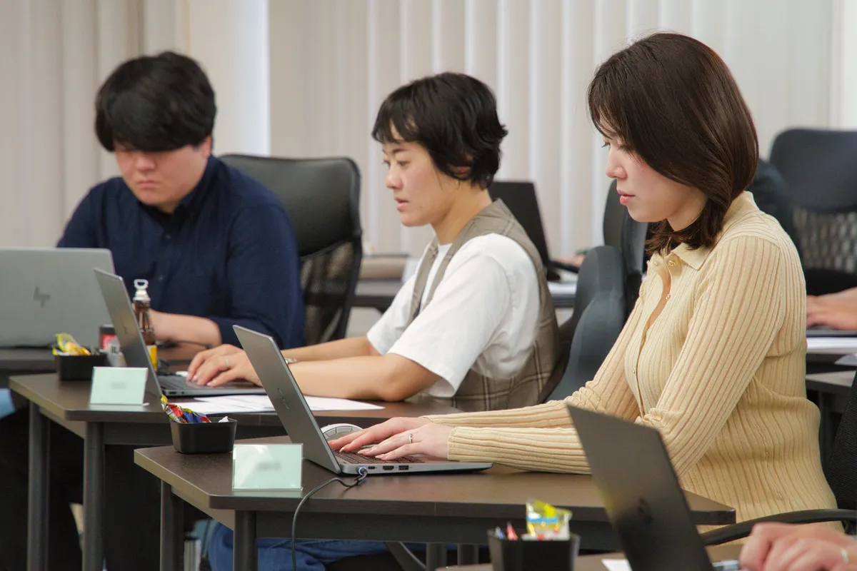 GE大学の講座でノートパソコンを操作する社員
