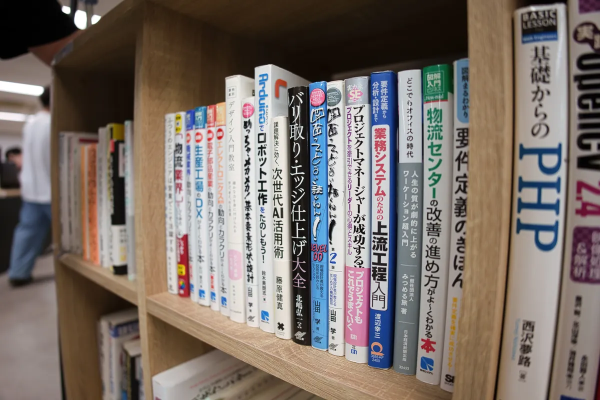 技術書が並ぶオフィスの書棚